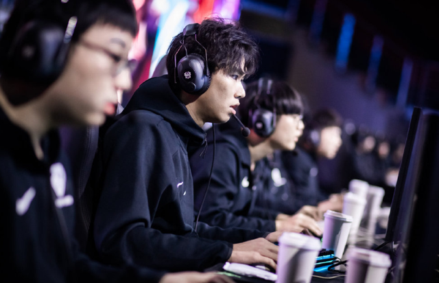 电竞比赛关键团战：WE上单失误致胜局逆转，BLG七连胜彰显团队协作