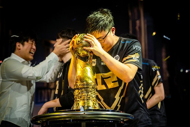 电竞选手Bin期待T1战队对决，剖析“人造蜜月期”现象